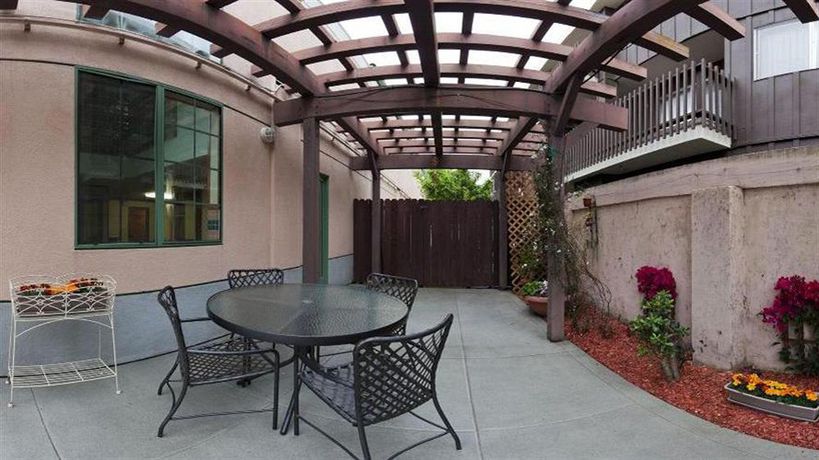 Imagen de los interiores del Hotel Atherton Park Inn and Suites. Foto 15