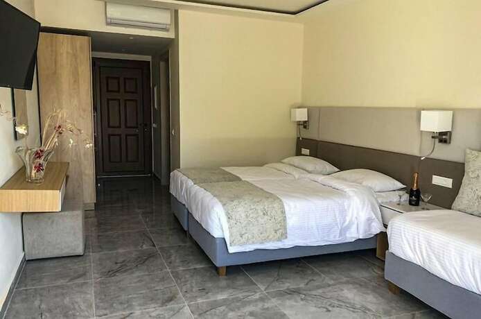 Imagen de la habitación del Hotel Athina, Agios Georgios Pagon. Foto 16