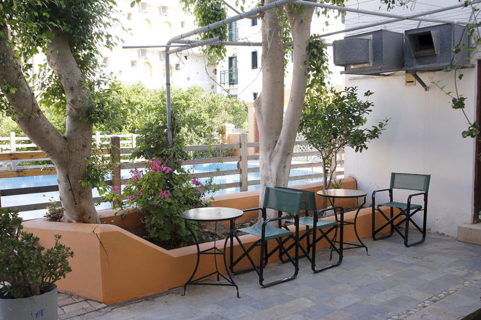 Imagen de los exteriores del Hotel Athina Inn. Foto 12
