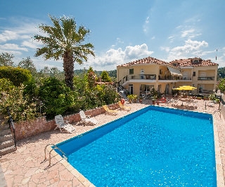 Imagen de la piscina del Hotel Athina, Krestena. Foto 15