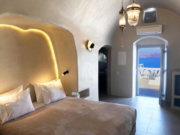 Imagen de la habitación del Hotel Athina Luxury Suites. Foto 9