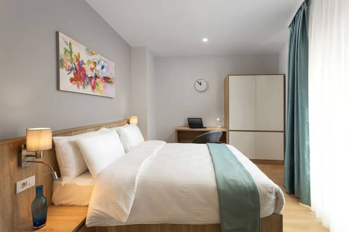 Imagen de la habitación del Hotel Athina Suites. Foto 15