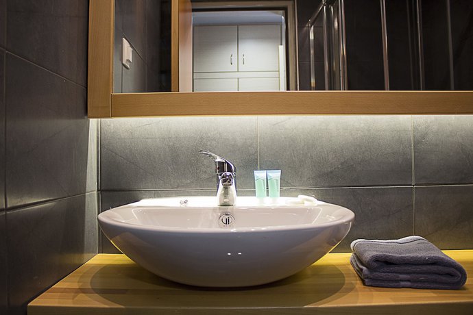 Imagen de la habitación del Hotel Athlos. Foto 15