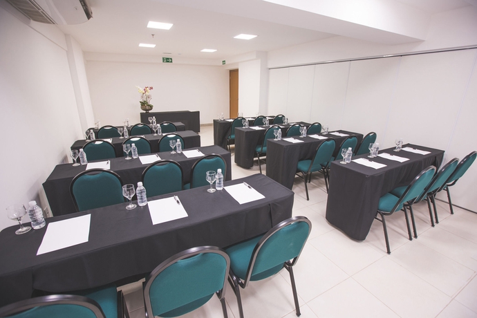 Imagen de los interiores del Hotel Athos Bulcão Hplus Executive. Foto 8