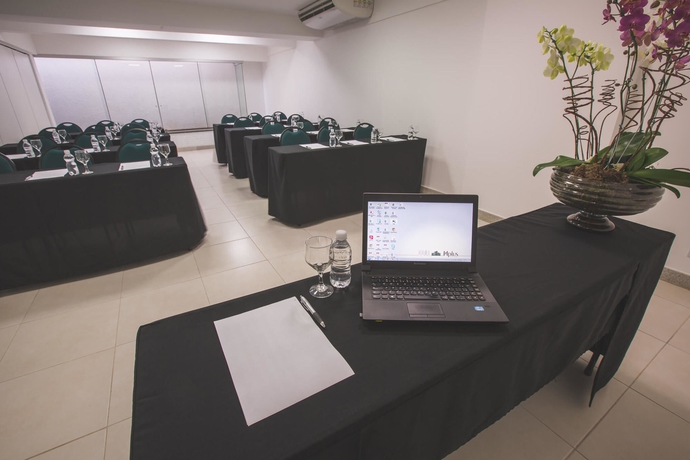 Imagen de los interiores del Hotel Athos Bulcão Hplus Executive. Foto 9