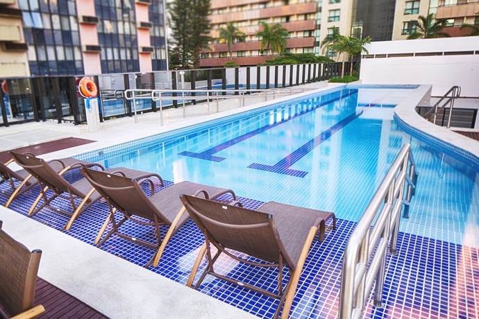 Imagen de la piscina del Hotel Athos Bulcão Hplus Executive. Foto 15