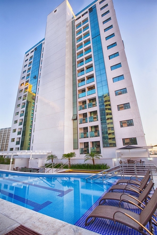 Imagen de la piscina del Hotel Athos Bulcão Hplus Executive. Foto 16