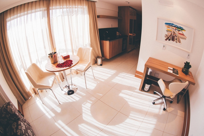 Imagen de los interiores del Hotel Athos Bulcão Hplus Executive. Foto 10