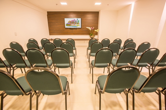 Imagen de los interiores del Hotel Athos Bulcão Hplus Executive. Foto 11