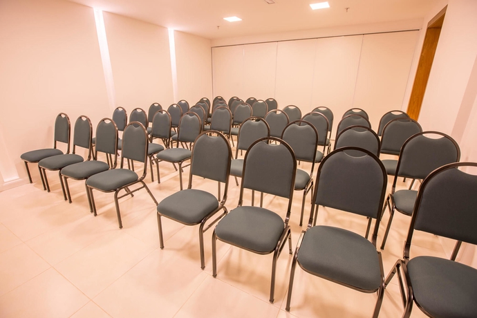 Imagen de los interiores del Hotel Athos Bulcão Hplus Executive. Foto 12