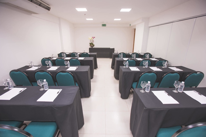 Imagen de los interiores del Hotel Athos Bulcão Hplus Executive. Foto 13