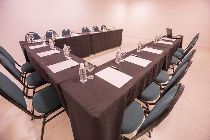 Imagen de los interiores del Hotel Athos Bulcão Hplus Executive. Foto 14