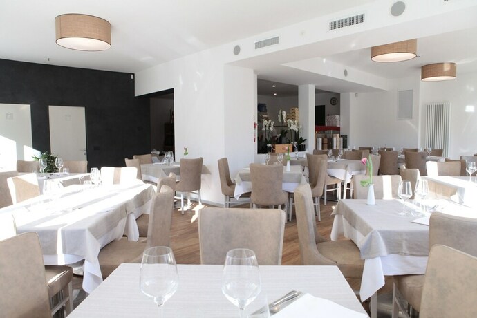 Imagen del bar/restaurante del Hotel Athos, Pasina. Foto 13