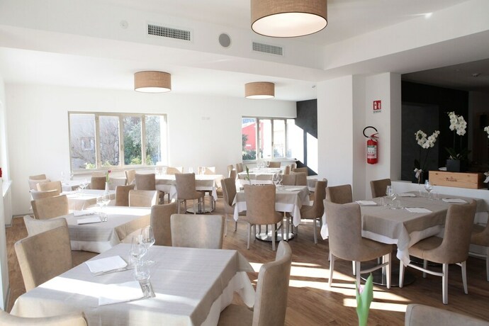 Imagen del bar/restaurante del Hotel Athos, Pasina. Foto 16