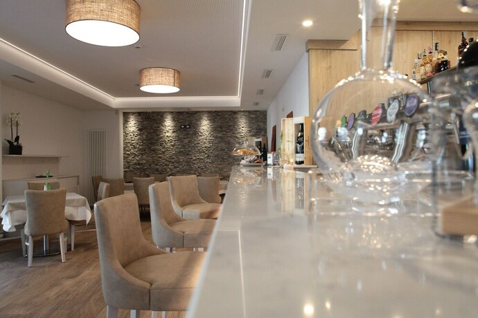 Imagen del bar/restaurante del Hotel Athos, Pasina. Foto 19