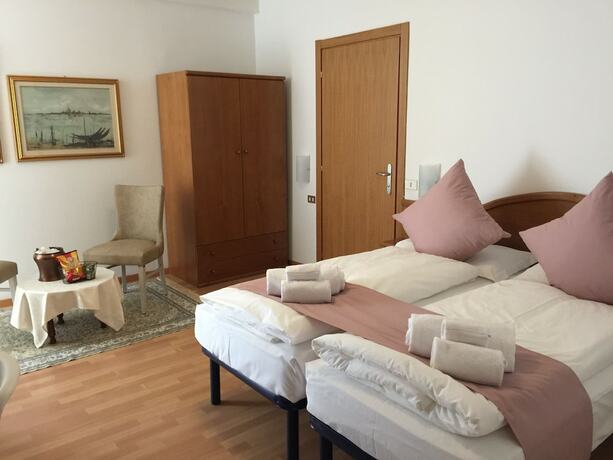 Imagen de la habitación del Hotel Athos, Pasina. Foto 27