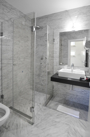 Imagen de la habitación del Hotel Atina. Foto 12