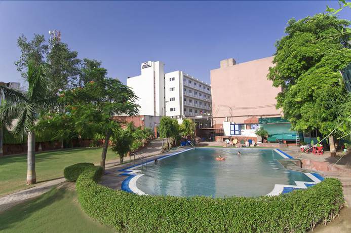 Imagen de la piscina del Hotel Atithi, Agra. Foto 12