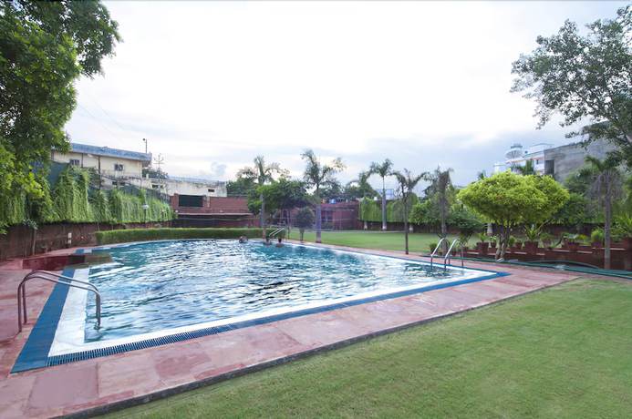 Imagen de la piscina del Hotel Atithi, Agra. Foto 13