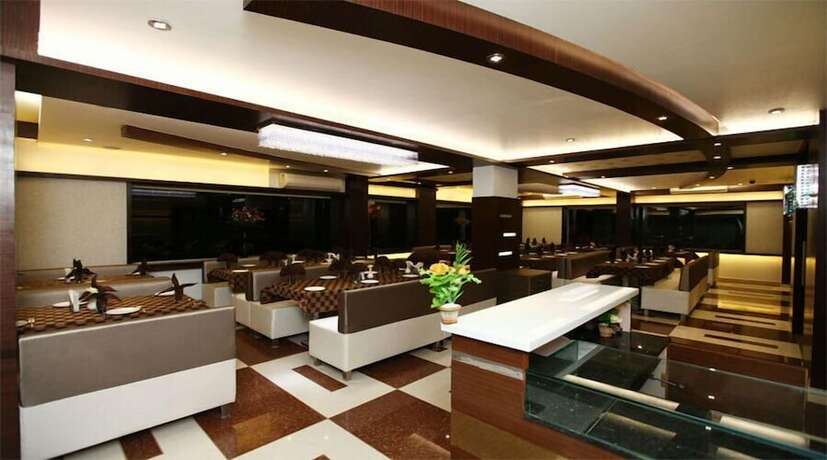 Imagen del bar/restaurante del Hotel Atithi The. Foto 16