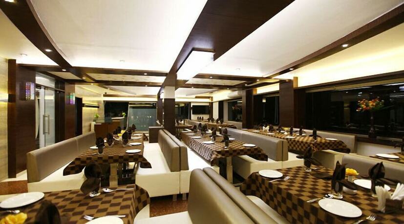 Imagen del bar/restaurante del Hotel Atithi The. Foto 17