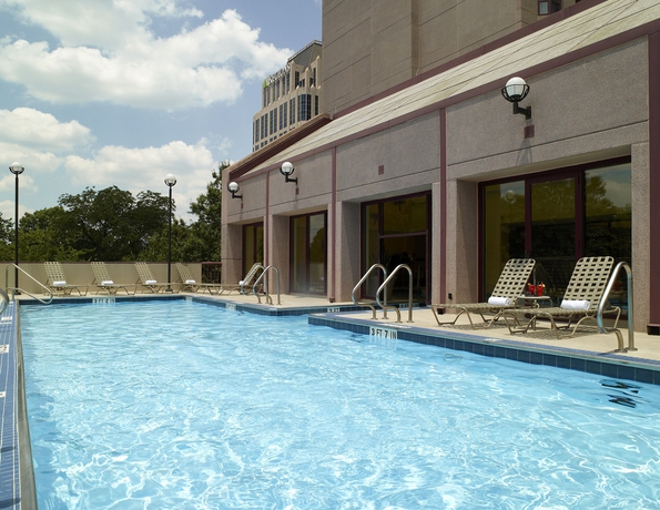 Imagen de la piscina del Hotel Atlanta Marriott Suites Midtown. Foto 16