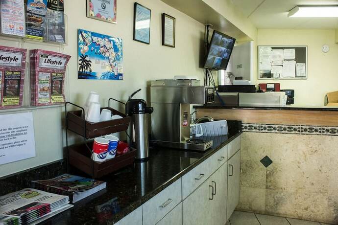Imagen del bar/restaurante del Hotel Atlantic Ocean Palm Inn. Foto 14