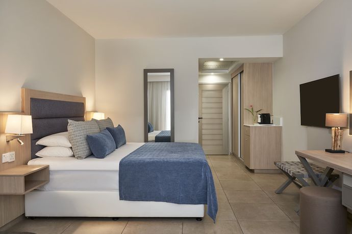 Imagen de la habitación del Hotel Atlantica Aeneas Resort, Ayia Napa. Foto 10