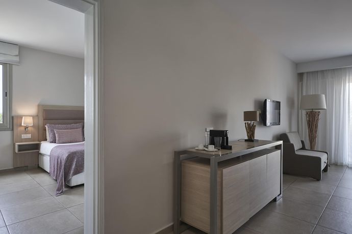 Imagen de la habitación del Hotel Atlantica Aeneas Resort. Foto 3