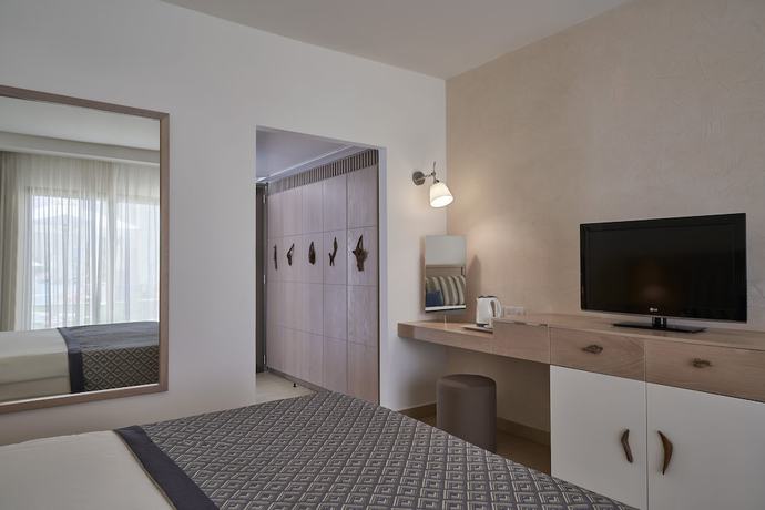 Imagen de la habitación del Hotel Atlantica Aeneas Resort. Foto 18