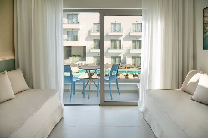 Imagen de la habitación del Hotel Atlantica Aqua Blue. Foto 8