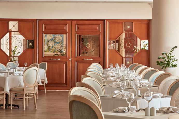 Imagen del bar/restaurante del Hotel Atlantica Golden Beach -adults Only. Foto 2