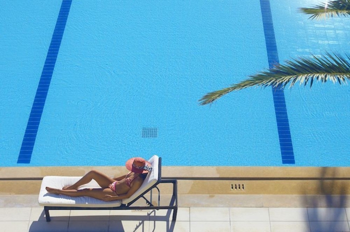 Imagen de la piscina del Hotel Atlantis Beach. Foto 16