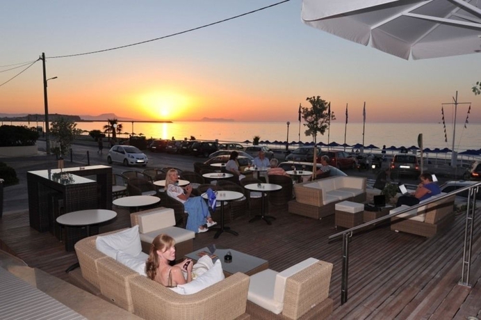 Imagen del bar/restaurante del Hotel Atlantis Beach. Foto 5