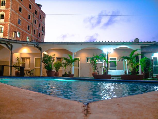 Imagen de la piscina del Hotel Atlas, Pointe-Noire. Foto 19