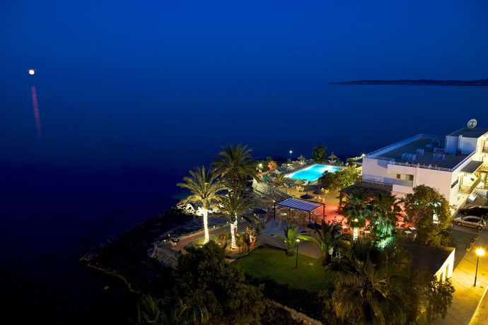 Imagen de los exteriores del Hotel Atolon & Kaafu Beach Club. Foto 8