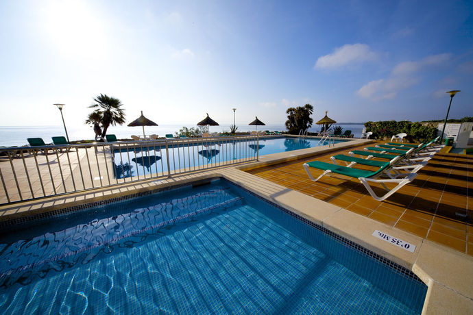 Imagen de la piscina del Hotel Atolon & Kaafu Beach Club. Foto 11