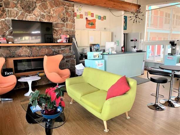 Imagen de los interiores del Hotel Atomic Motel. Foto 19