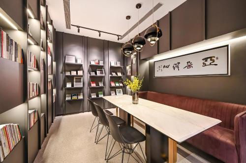 Imagen de los interiores del Hotel Atour Beijing Liuli Bridge West Station. Foto 11
