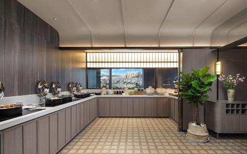 Imagen del bar/restaurante del Hotel Atour Kunming Changshui International Airport Cloud Cube. Foto 13