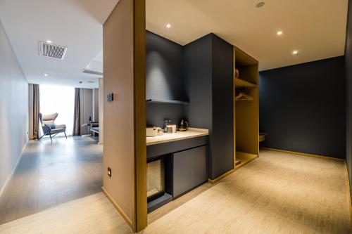 Imagen de la habitación del Hotel Atour Ningbo Bund Road Jinxintiandi. Foto 12