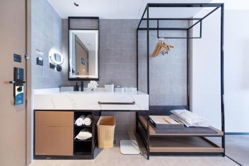 Imagen de la habitación del Hotel Atour Qingdao Laoshan Shilaoren Beach. Foto 13