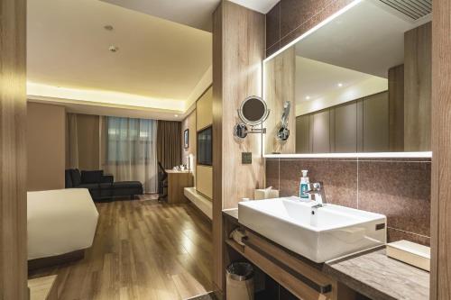 Imagen de la habitación del Hotel Atour Qingdao Olympic Sailing Center May Fourth Square. Foto 10