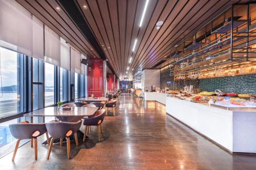 Imagen del bar/restaurante del Hotel Atour X Zhuhai Lover Road Red Wave Bay Beach Seaview. Foto 7