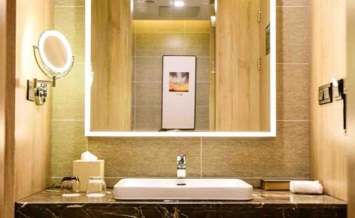 Imagen de la habitación del Hotel Atour Xiamen Haicang Gulangyu Pier Seaview. Foto 14