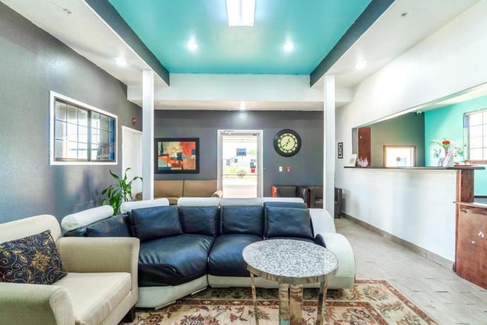 Imagen de los interiores del Hotel Atria Extended Stays By OYO, Jourdanton, TX. Foto 9