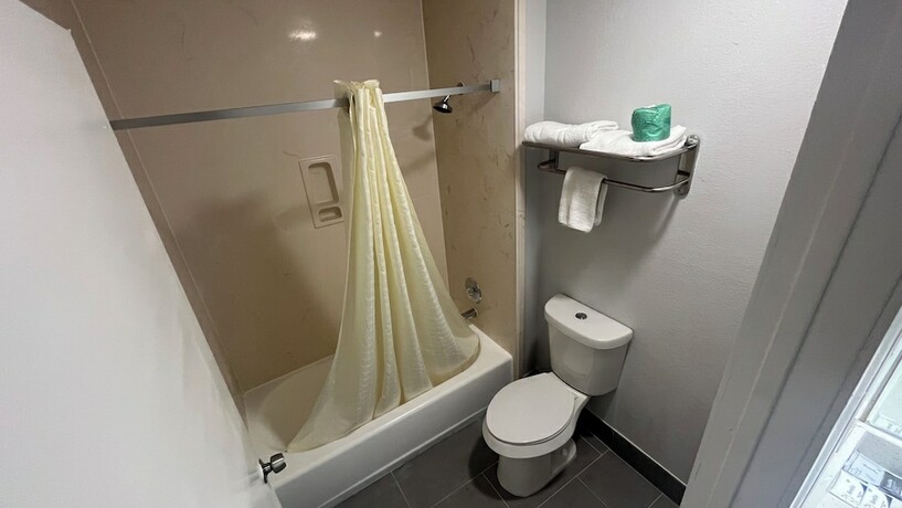 Imagen de la habitación del Hotel Atria Inn and Suites. Foto 10