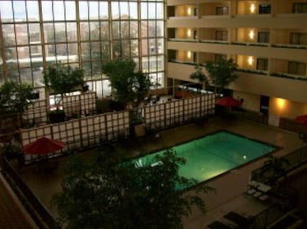 Imagen de la piscina del Hotel Atrium And Suites Dfw Airport South. Foto 19