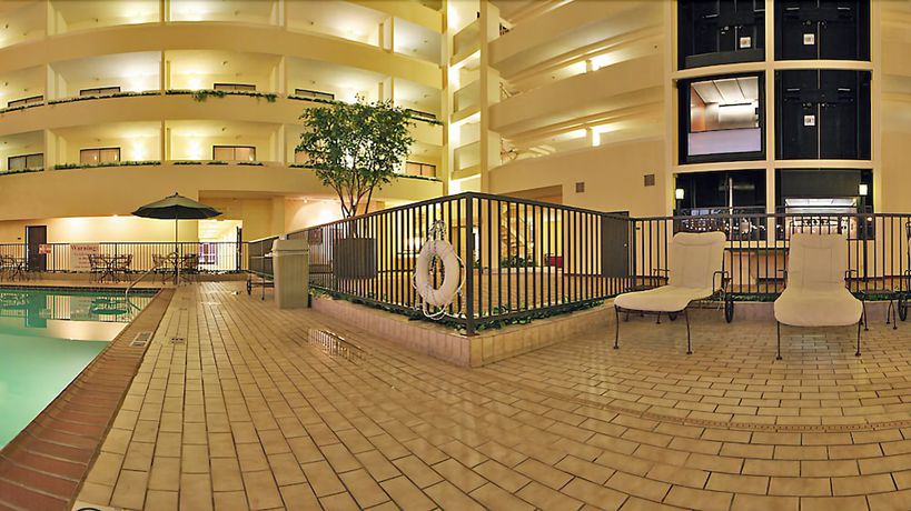 Imagen de la piscina del Hotel Atrium And Suites Dfw Airport South. Foto 20