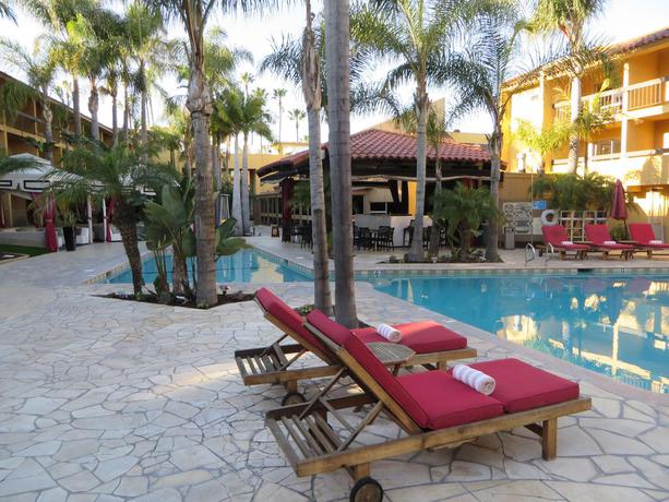 Imagen de la piscina del Hotel Atrium At Orange County Airport. Foto 7